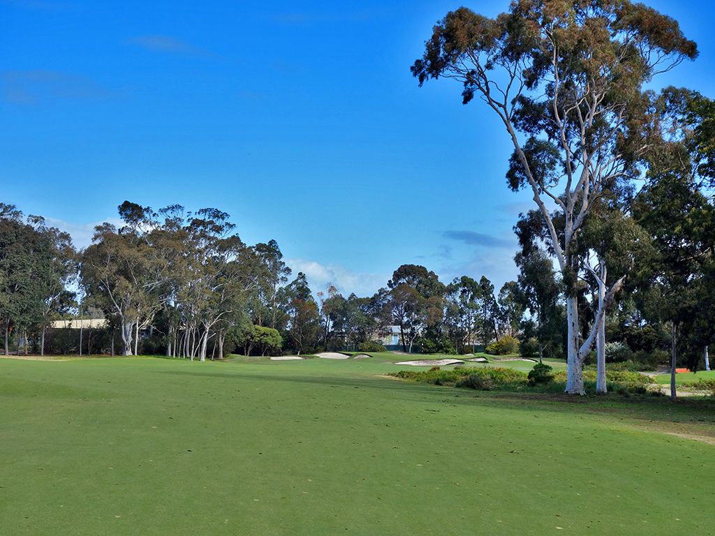 6th Hole at Metropolitan Golf Club (514 Yard Par 5)